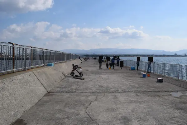 貝塚人工島の広い堤防